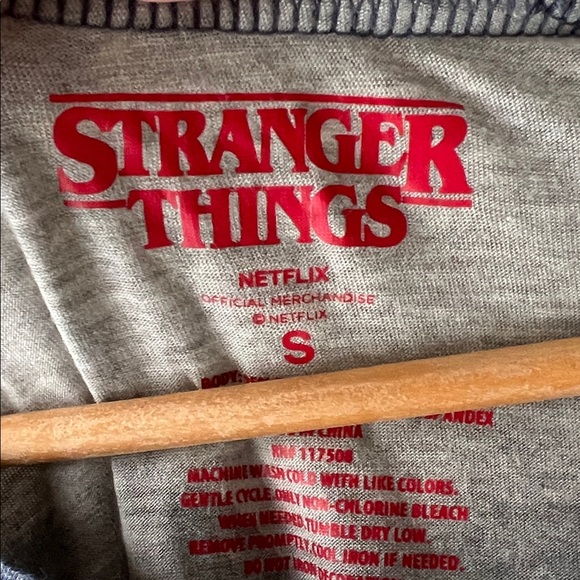 Stranger Things Gray Raglan T-Shirt Small - Picture 4 of 9